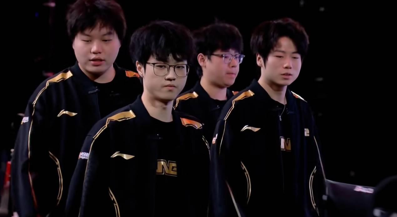 C7娱乐-Uzi重返赛场，持续失利首场状态出色，快船观众沸腾！