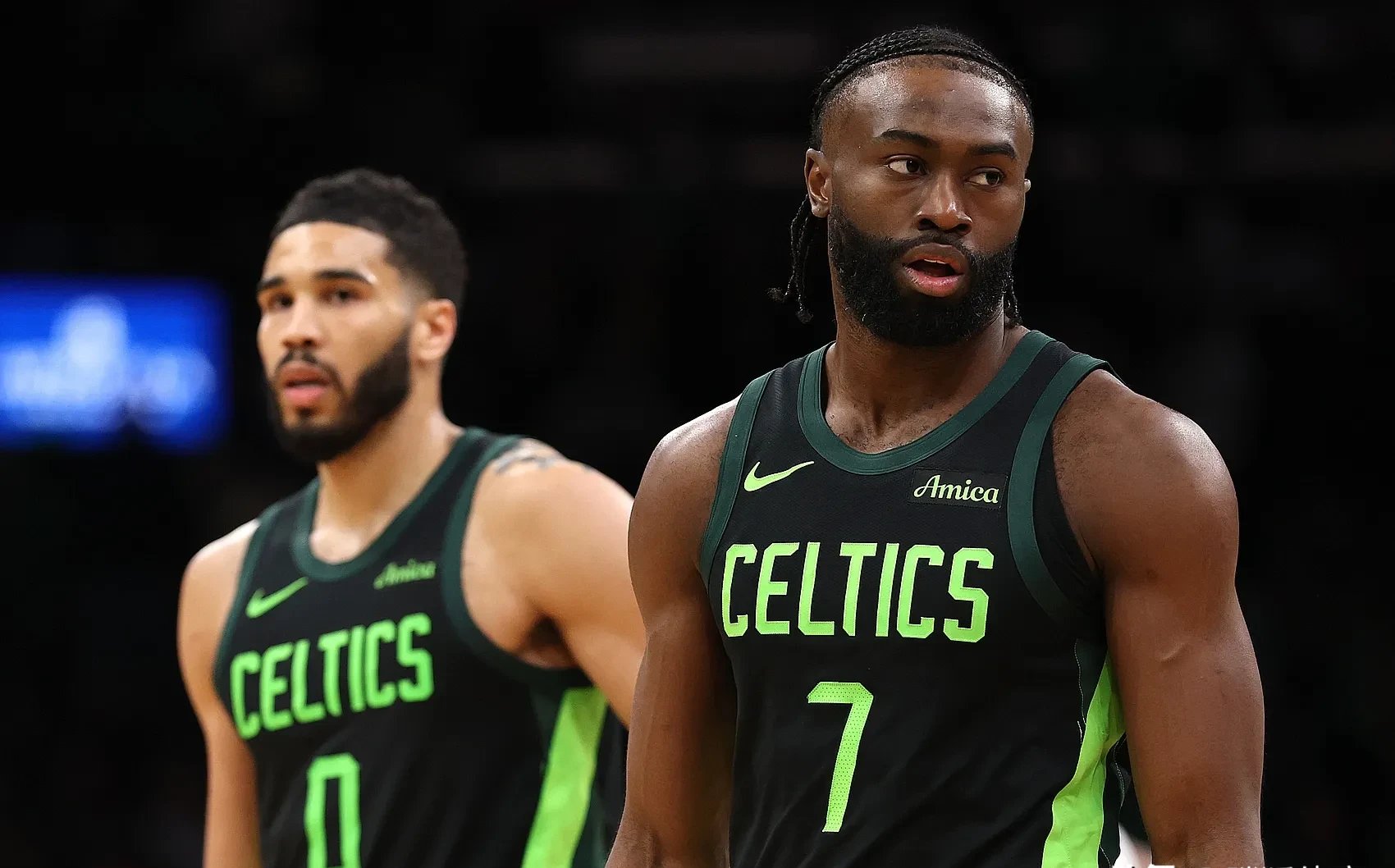 C7娱乐-勇士观众热烈欢呼！，东契奇迎来十二赛季出色发挥再创辉煌时刻(裴晓骏致敬勇士)