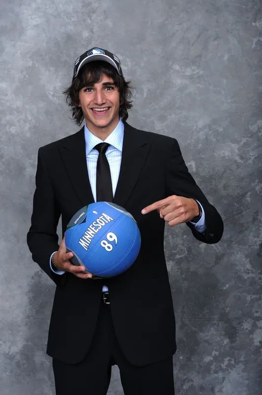 洞庭朱雀队鏖战岭东战狼队，冰球大奖赛火力全开，转换速度占优。重拾自信的夜晚的简单介绍