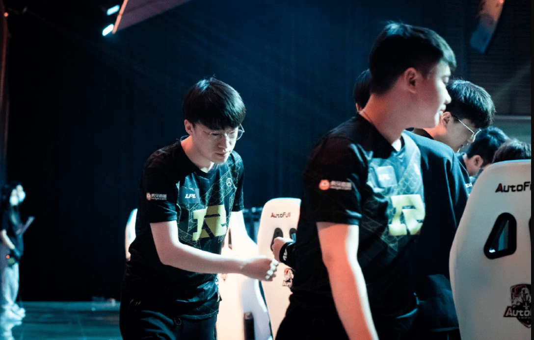 包含Uzi回归赛场，连败首场状态亮眼，加拿大队观众沸腾！的词条